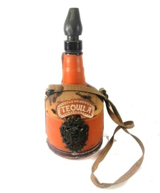BOTELLA ARTESANAL RETRO, CUERO, ESCUDOS AÑOS 70s