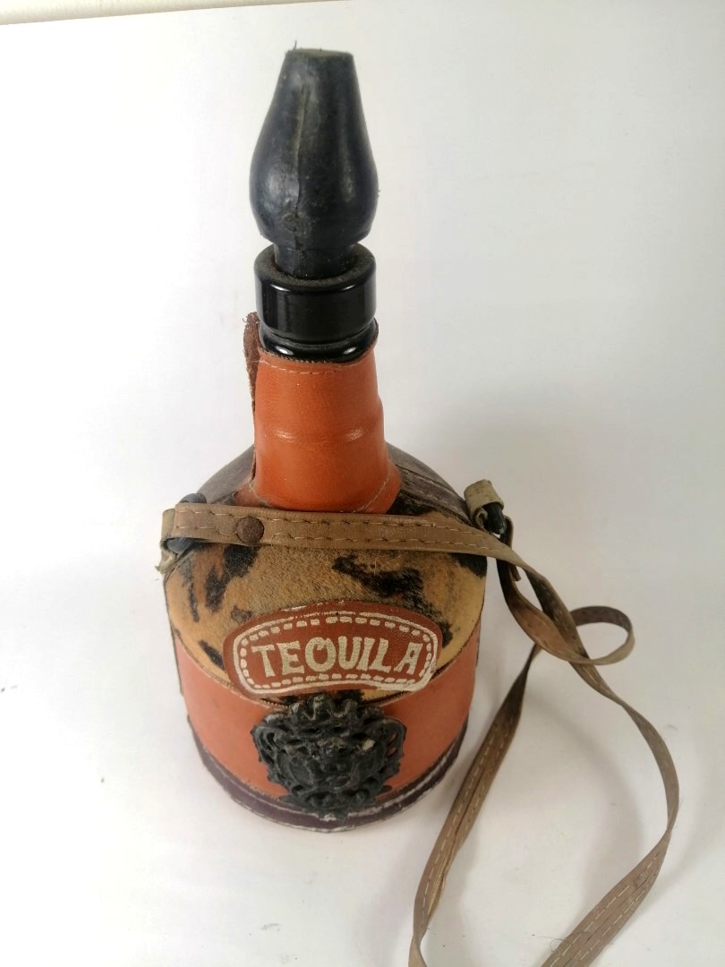 BOTELLA ARTESANAL RETRO, CUERO, ESCUDOS AÑOS 70s - Image 3