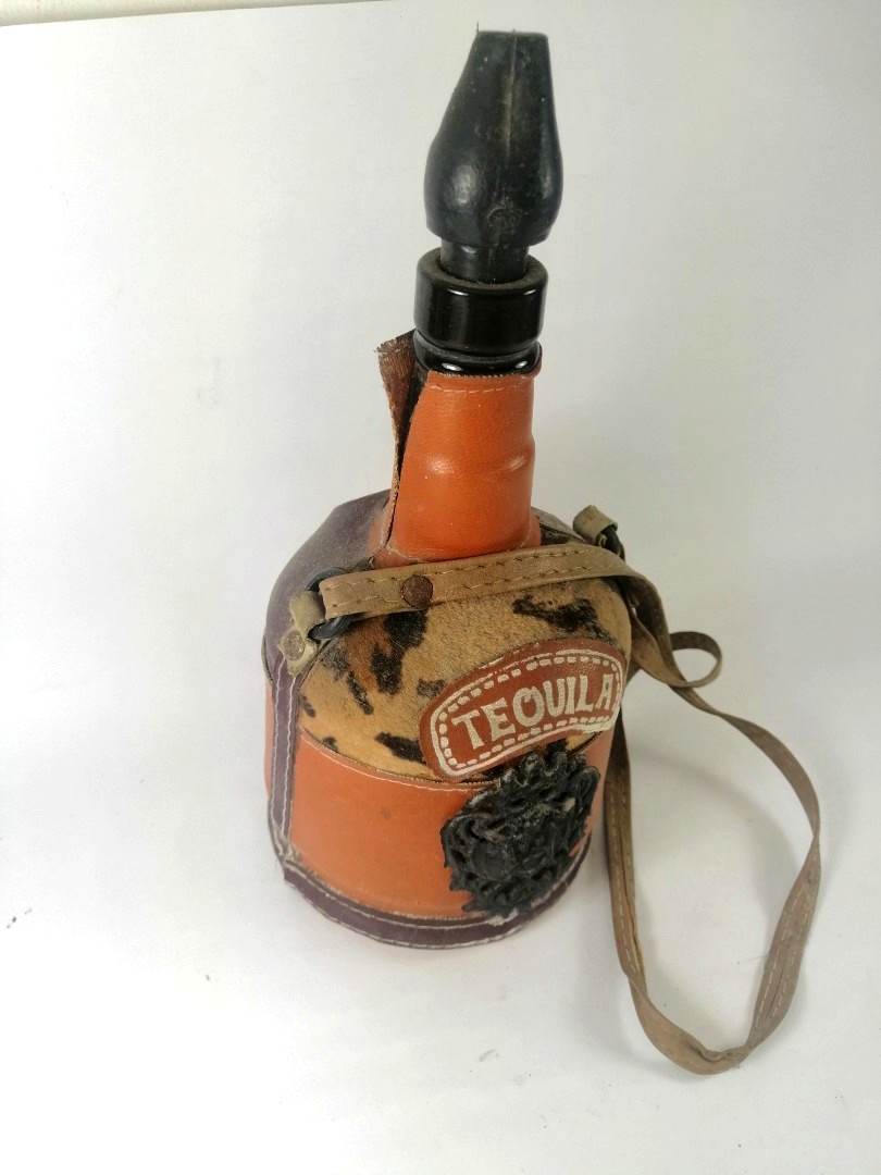 BOTELLA ARTESANAL RETRO, CUERO, ESCUDOS AÑOS 70s - Image 4