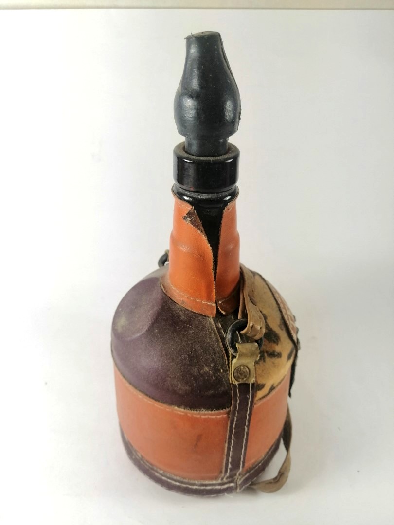 BOTELLA ARTESANAL RETRO, CUERO, ESCUDOS AÑOS 70s - Image 5