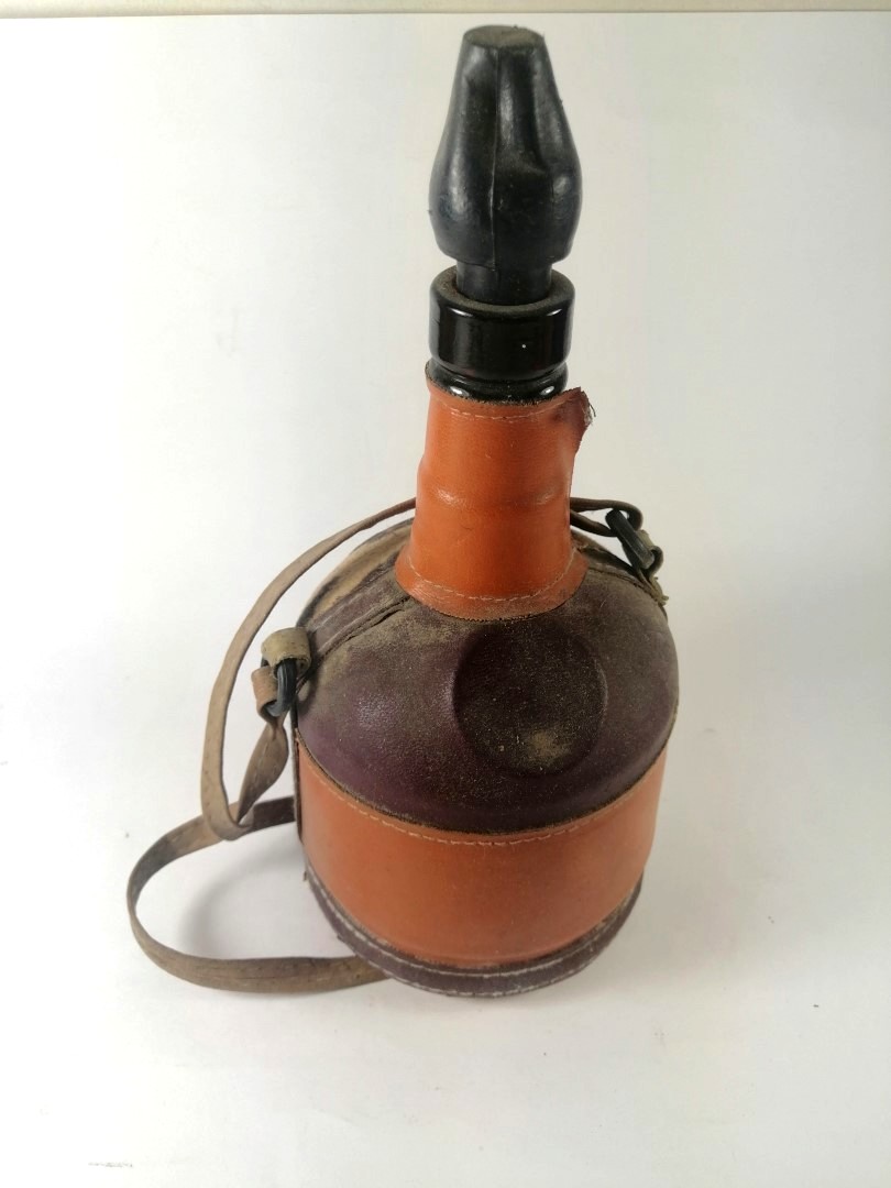 BOTELLA ARTESANAL RETRO, CUERO, ESCUDOS AÑOS 70s - Image 6