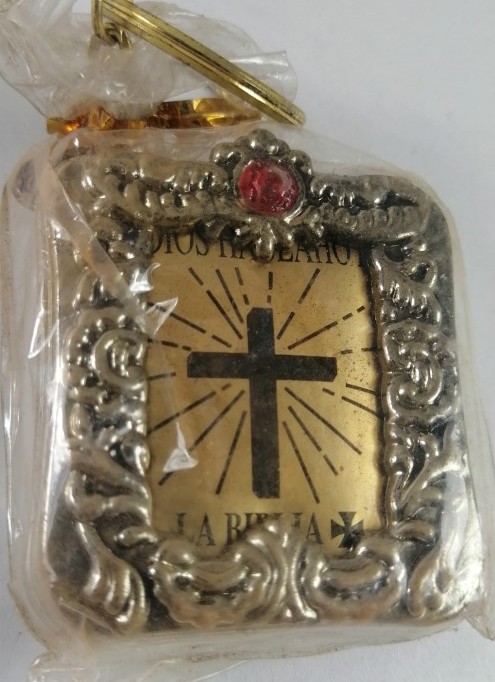 BIBLIA LLAVERO MINIATURA, AÑOS 70s AUN CERRADA. PROMOCIONAL - Image 2