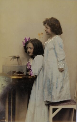 FOTOGRAFIA ANTIGUA, 1910 NIÑAS Y PECERA