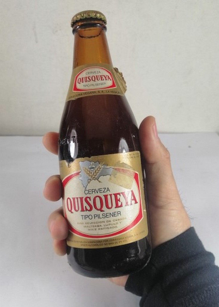 BOTELLA DE CERVEZA RETRO. QUISQUEYA. (REP. DOMINICANA) AUN LLENA - Image 5