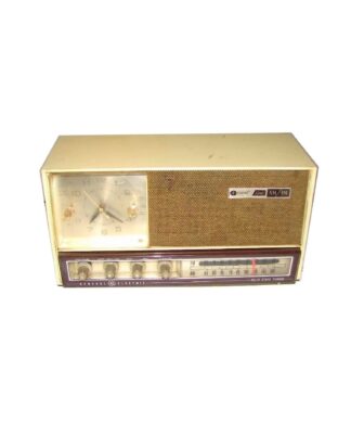RADIO ANTIGUO G.E. ACCENT LINE. HIBRIDO BULBOS Y TRANSISTORES. AÑOS 60s