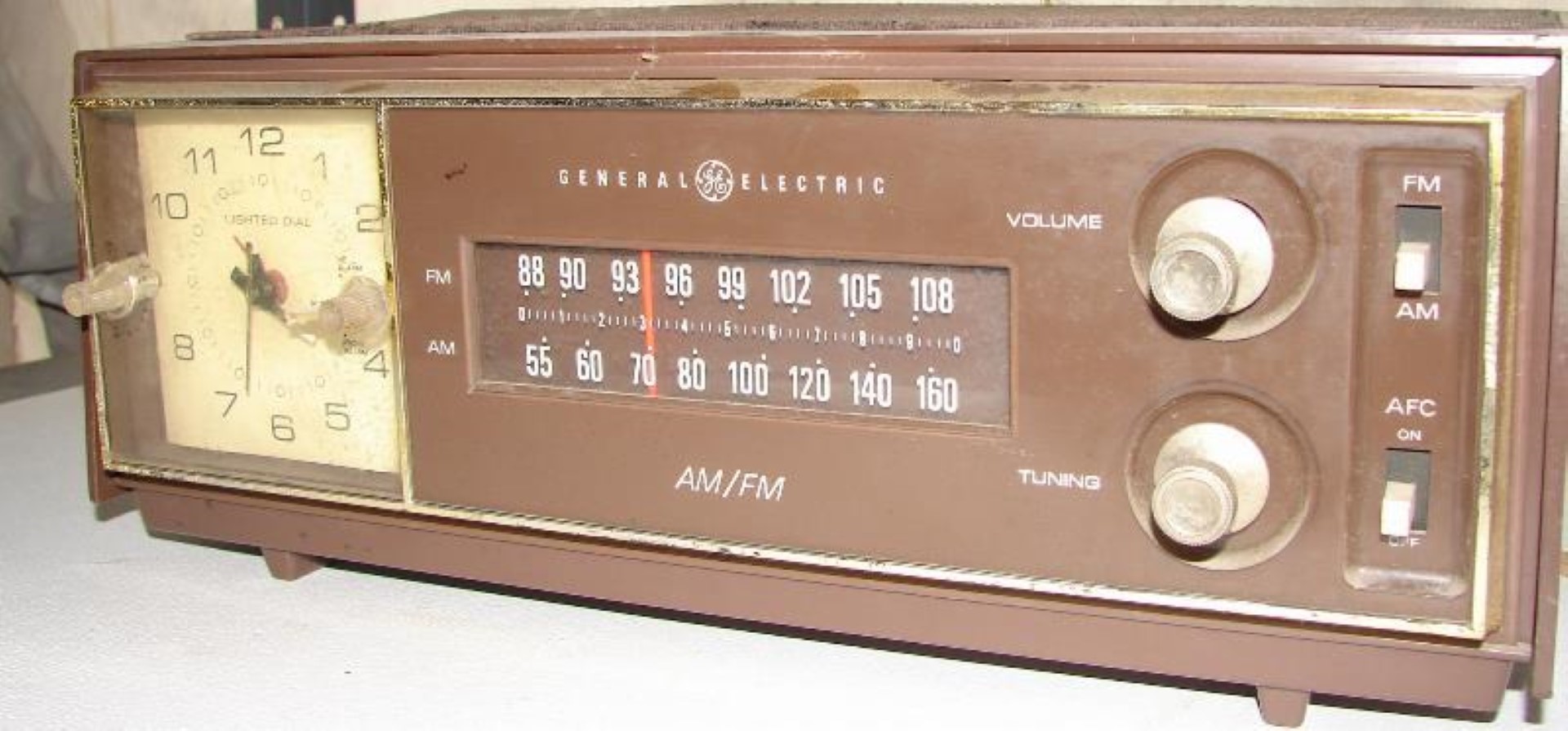 RADIO ANTIGUO DE BULBOS. GENERAL ELECTRIC CON RELOJ - Image 7