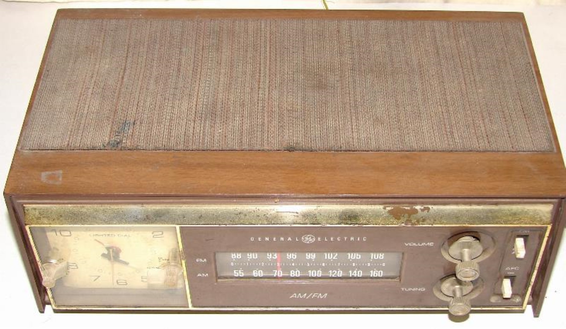 RADIO ANTIGUO DE BULBOS. GENERAL ELECTRIC CON RELOJ - Image 2