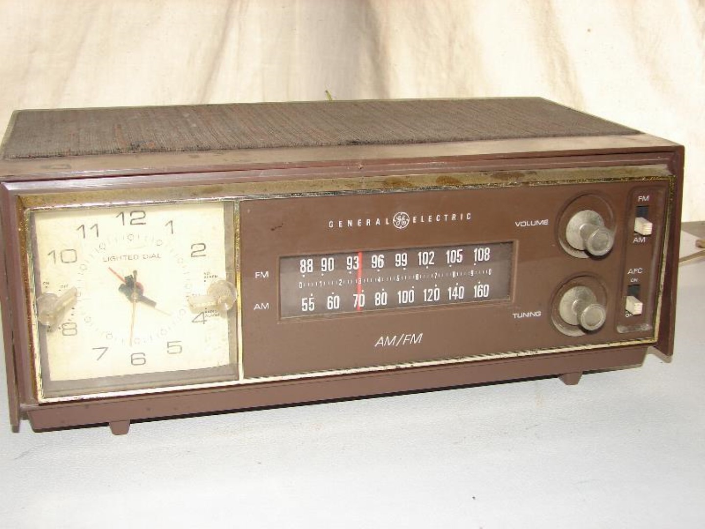 RADIO ANTIGUO DE BULBOS. GENERAL ELECTRIC CON RELOJ - Image 8