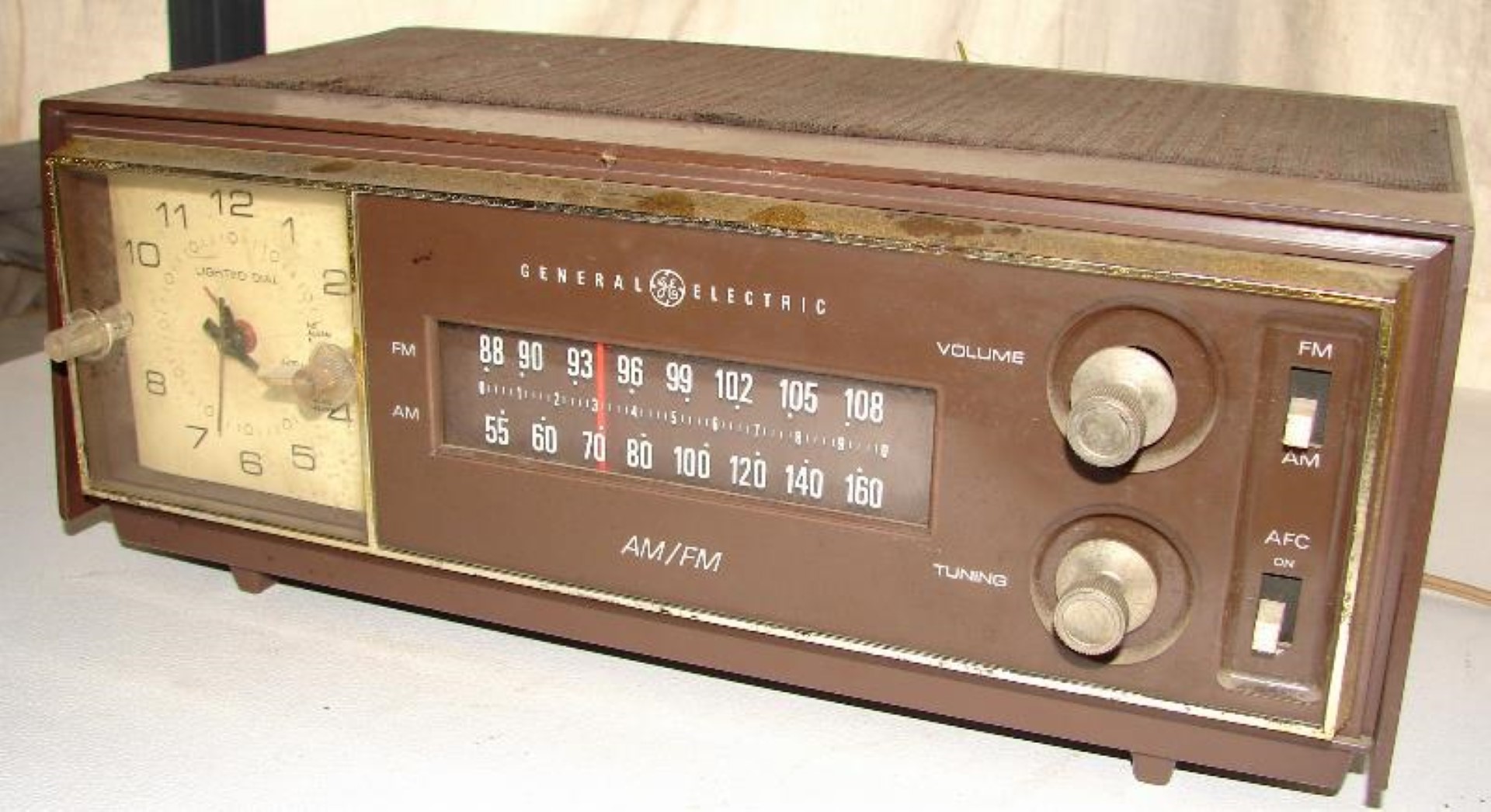 RADIO ANTIGUO DE BULBOS. GENERAL ELECTRIC CON RELOJ - Image 5