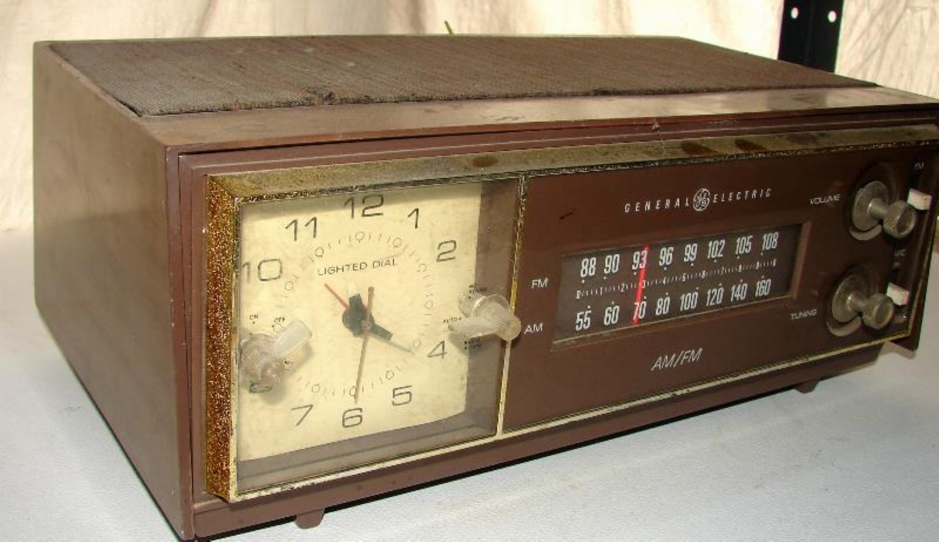 RADIO ANTIGUO DE BULBOS. GENERAL ELECTRIC CON RELOJ - Image 6