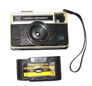 Cámara fotográfica retro. Kodak Instamatic 77X Años 70s + regalo.