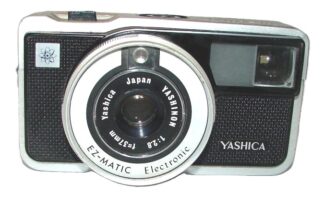 Cámara fotográfica retro. Yashica EZ matic 1965 126mm, Yashinon
