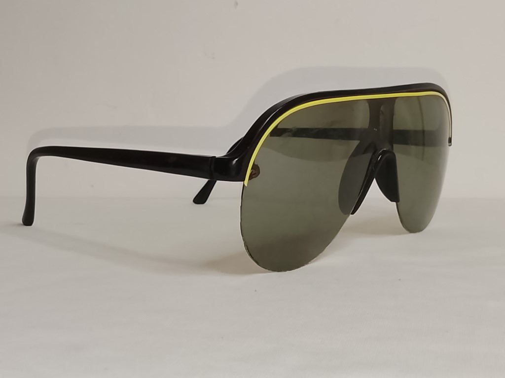 Genuinas gafas retro. Foster Grant Sport, 1980s Unisex /Maltratados - Image 3