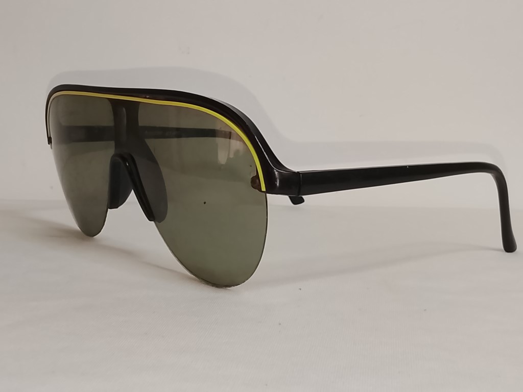 Genuinas gafas retro. Foster Grant Sport, 1980s Unisex /Maltratados - Image 4