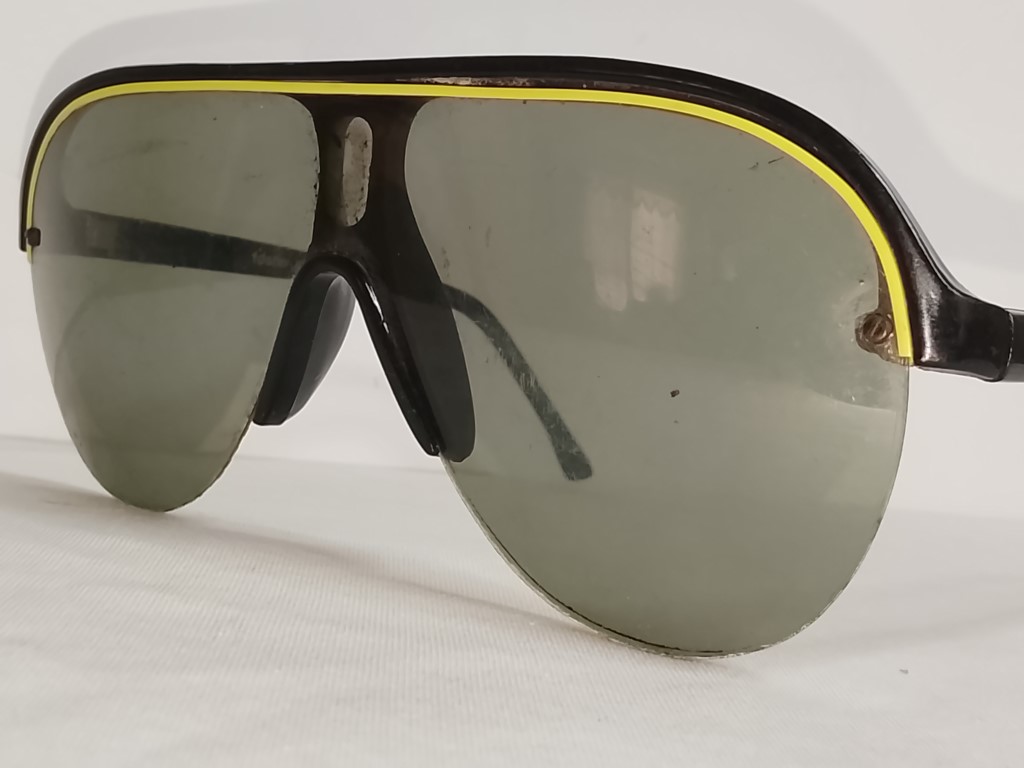 Genuinas gafas retro. Foster Grant Sport, 1980s Unisex /Maltratados - Image 5